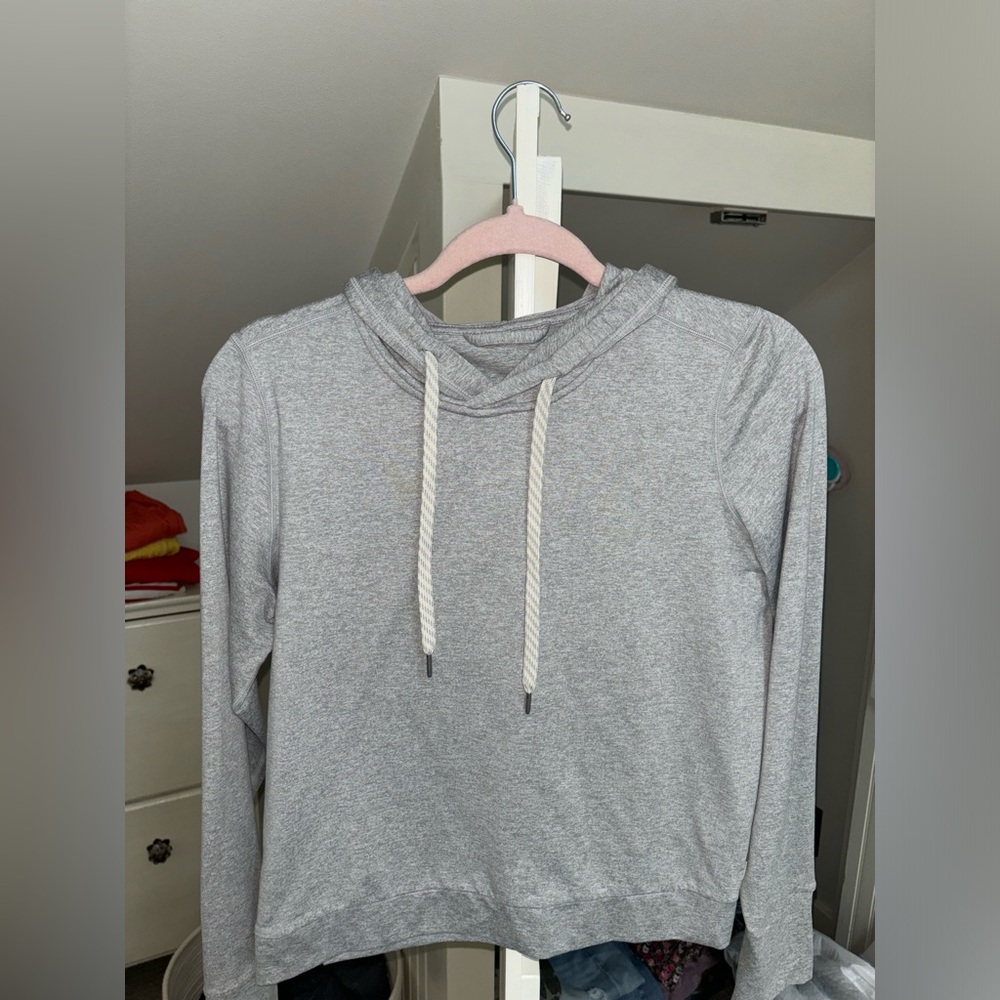 LIKE NEW VUORI HALO ESSENTIAL HOODIE LIGHT GRAY